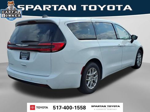 Used 2024 Chrysler Pacifica Touring-L FWD image 7