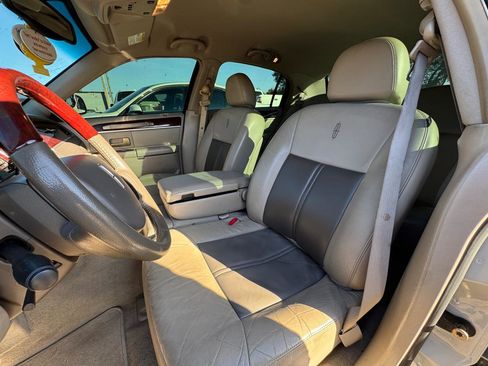 Used 2005 Lincoln Town Car Signature Limited image 7