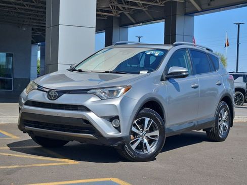 Used 2018 Toyota RAV4 XLE AWD/4WD image 4
