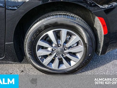 Used 2024 Chrysler Pacifica Limited FWD image 18