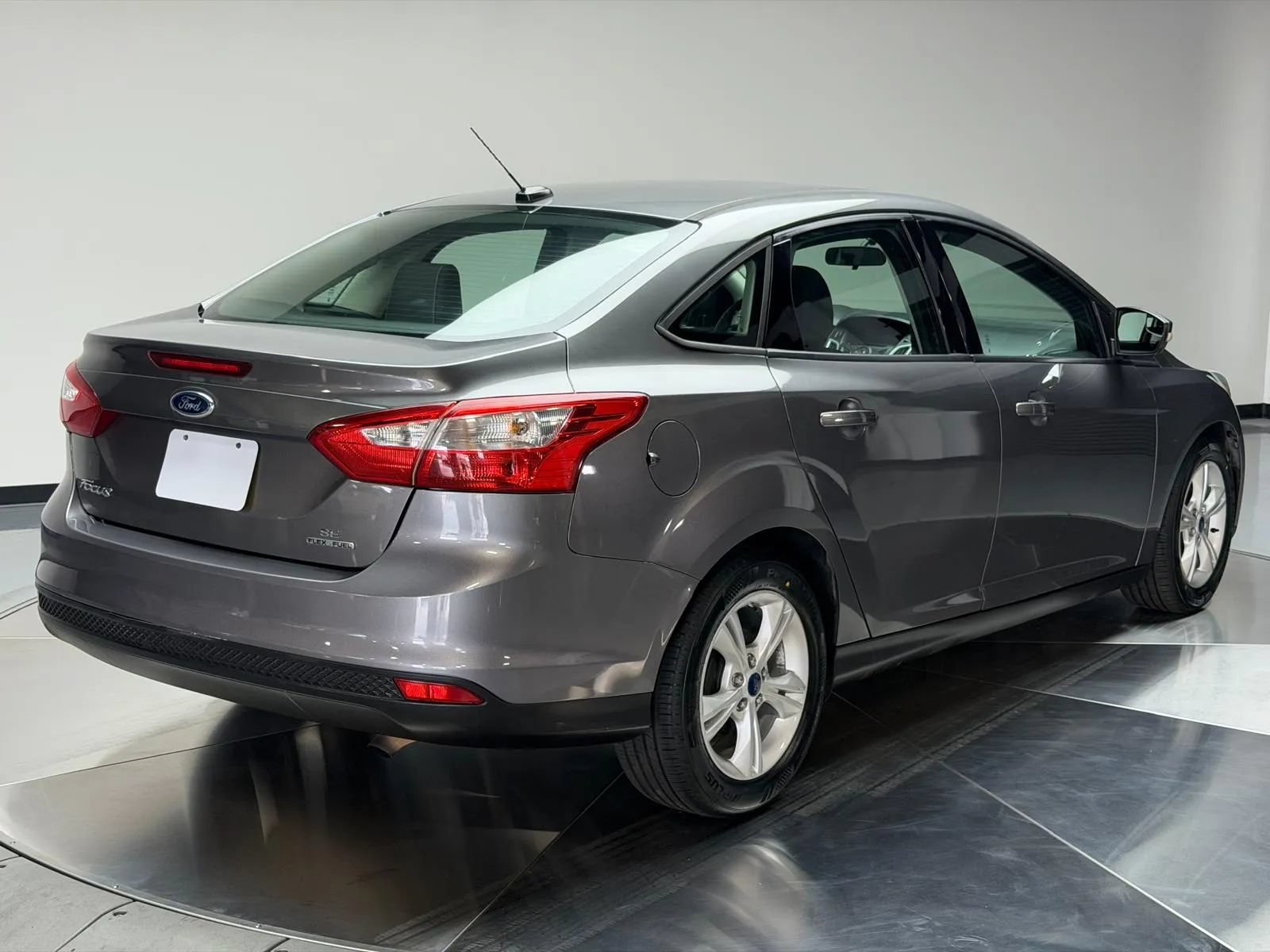 Used 2014 Ford Focus SE FWD image 2