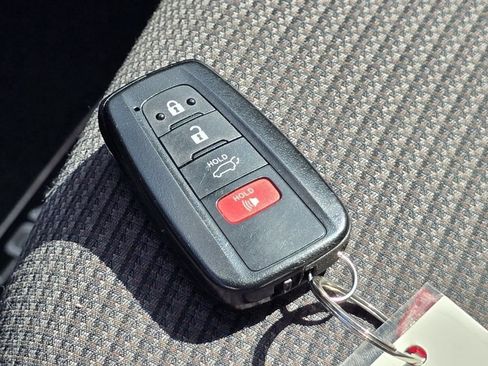 Used 2023 Toyota Highlander LE AWD/4WD image 33