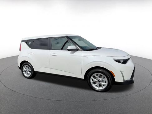 Used 2025 Kia Soul LX w/ LX Technology Package image 2