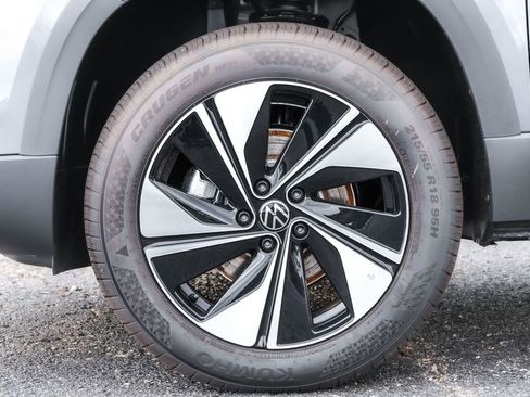 Used 2025 Volkswagen Taos SE image 14