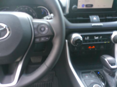 Used 2023 Toyota RAV4 SE w/ Convenience Package image 21