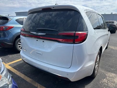 Used 2024 Chrysler Pacifica Touring-L FWD image 12