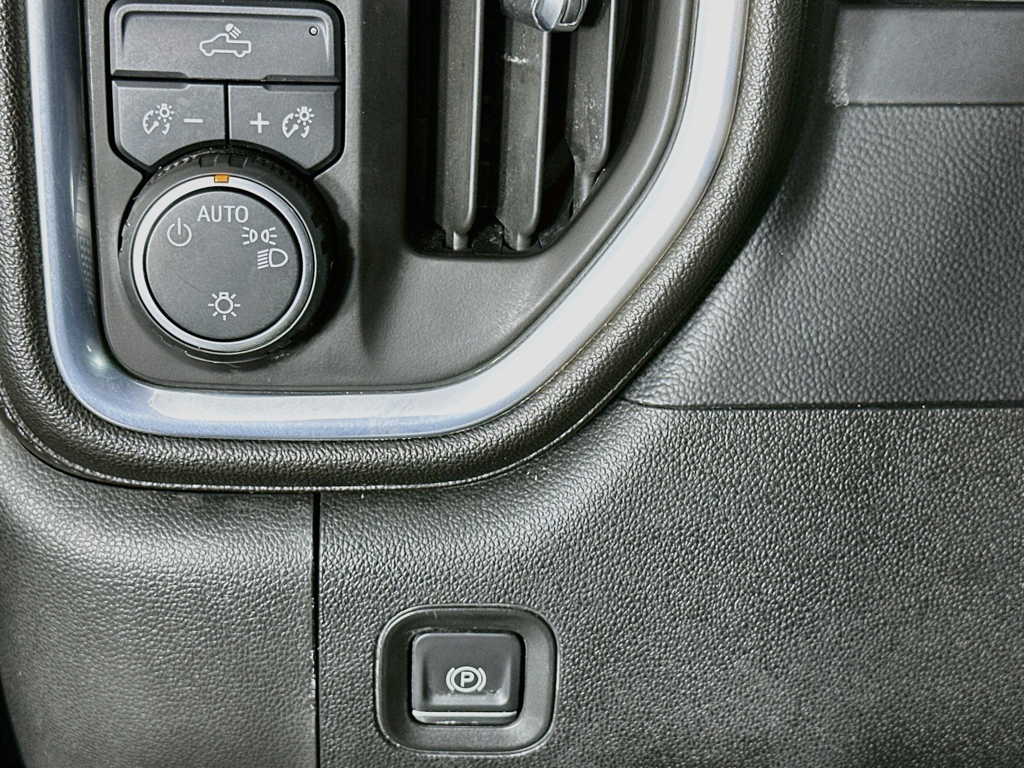 Used 2021 Chevrolet Silverado 1500 LT RWD image 16