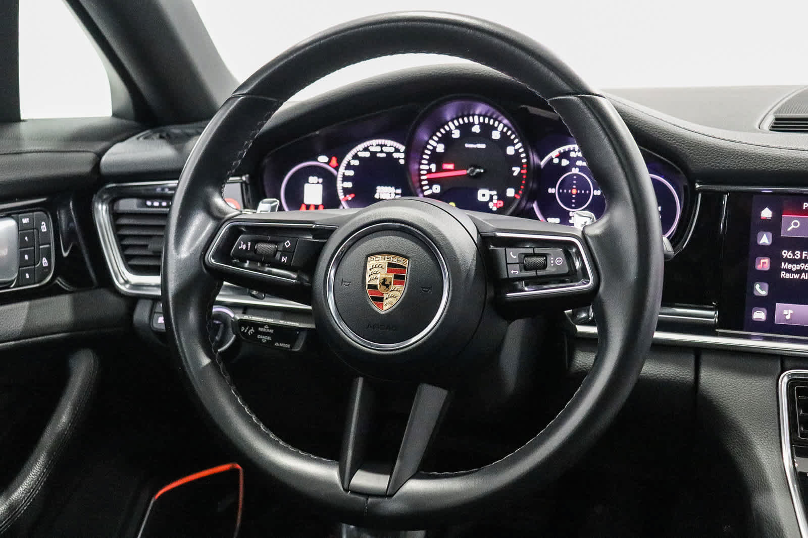 Used 2022 Porsche Panamera RWD image 20