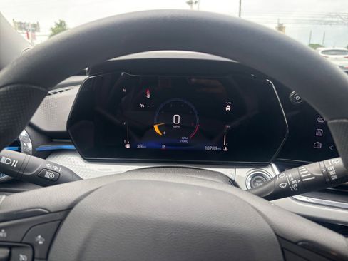 Used 2025 Chevrolet Trax LT FWD image 39