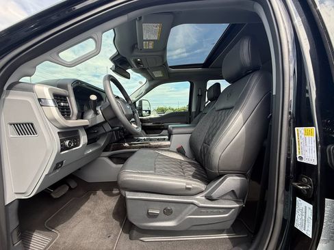 Used 2025 Ford F250 XLT w/ Black Appearance Package AWD/4WD image 16