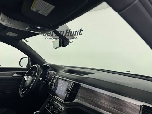 Used 2022 Volkswagen Atlas Cross Sport SE image 26