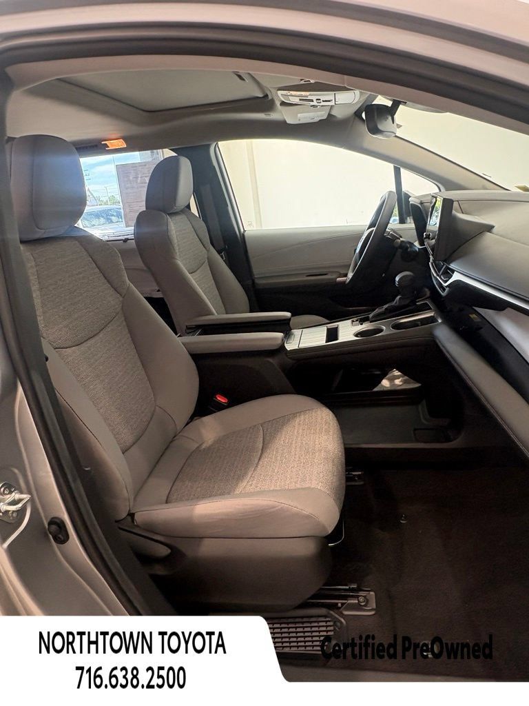 Used 2025 Toyota Sienna LE w/ LE Plus Package AWD/4WD image 12