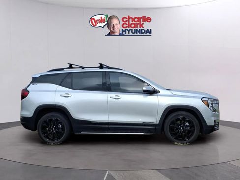Used 2022 GMC Terrain SLT w/ LPO, 'HIT The Road' Package FWD image 6