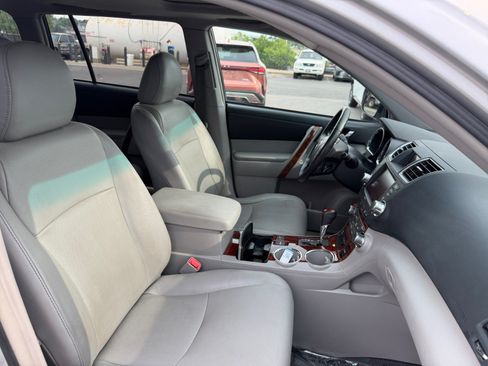 Used 2012 Toyota Highlander Limited w/ Tow Pkg AWD/4WD image 19