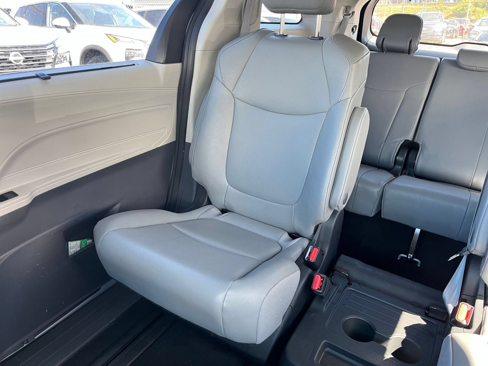 Used 2023 Toyota Sienna XLE FWD image 41