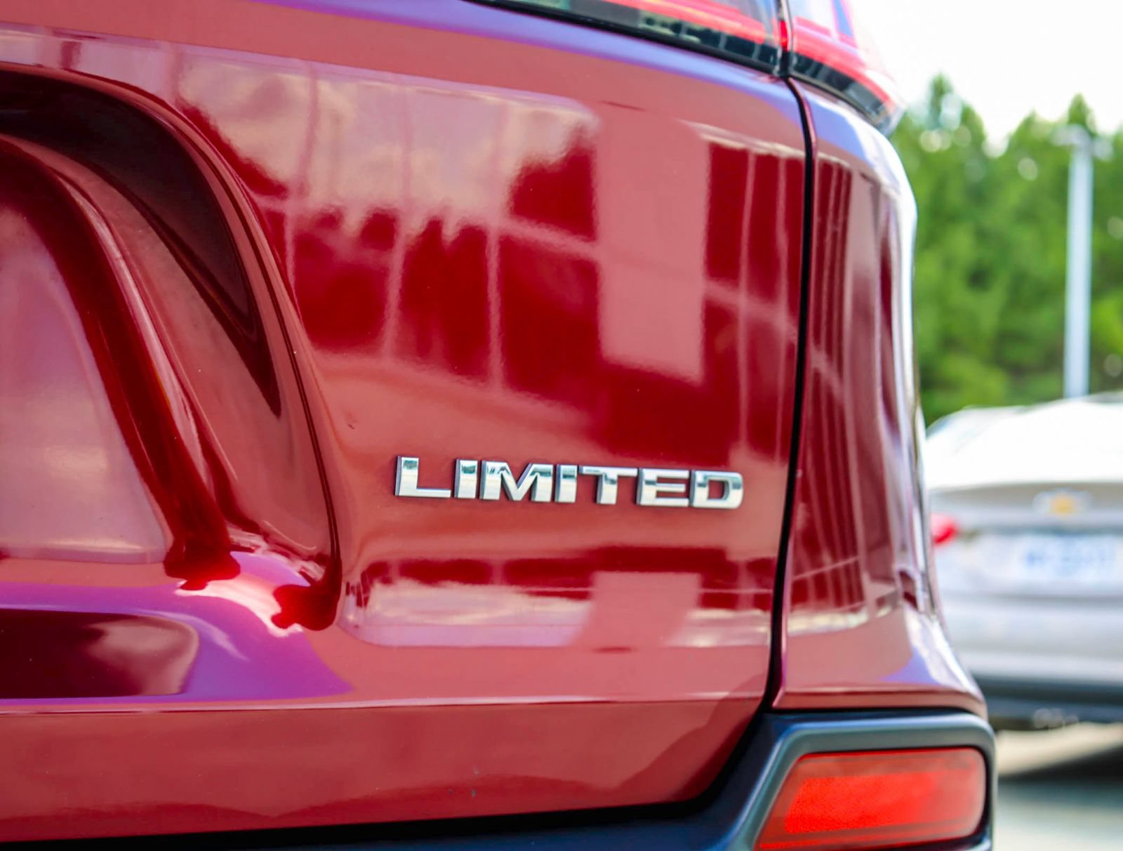 Used 2019 Jeep Cherokee Limited AWD/4WD image 5