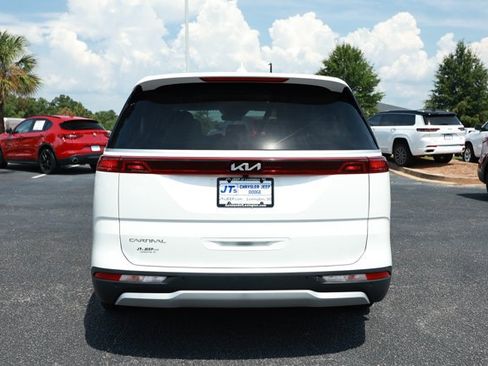 Used 2023 Kia Carnival LX FWD image 7