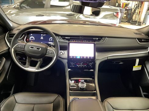 New 2025 Jeep Grand Cherokee Limited w/ Black Appearance Package image 16