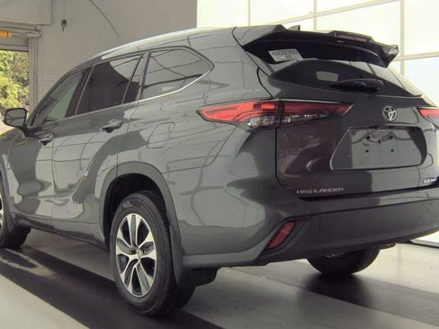 Used 2021 Toyota Highlander XLE AWD/4WD image 4