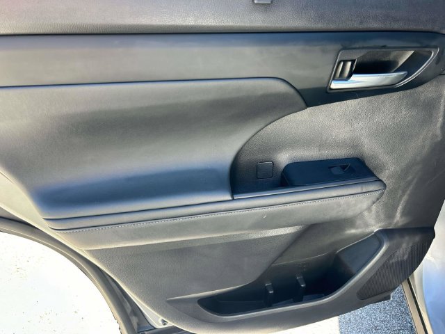 Used 2021 Toyota Highlander XLE FWD image 19