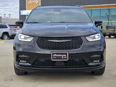 New 2026 Chrysler Pacifica Limited w/ Uconnect Theater Family Group image 6