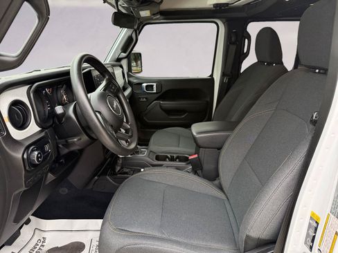 Used 2024 Jeep Gladiator Sport AWD/4WD image 9