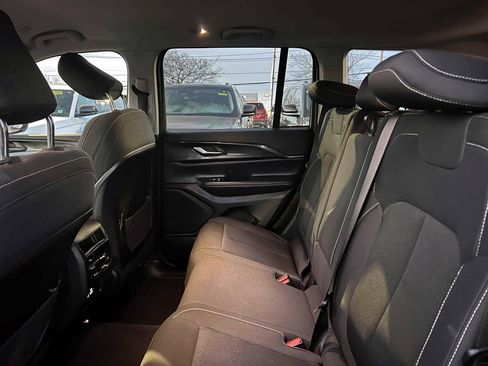 Used 2023 Jeep Grand Cherokee Laredo image 11