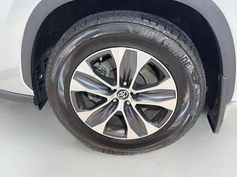 Used 2022 Toyota Highlander XLE AWD/4WD image 34