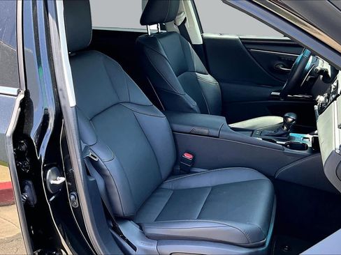 Used 2025 Lexus ES 300h w/ Premium Package FWD image 9