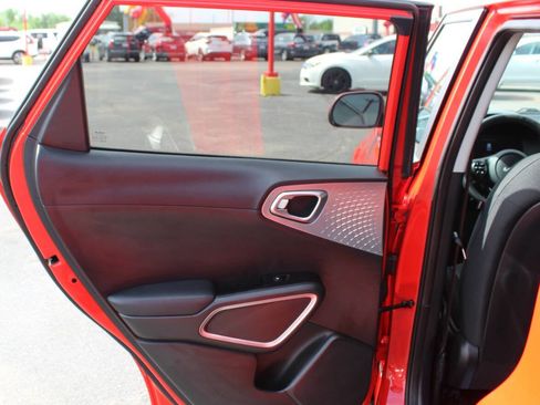 Used 2025 Kia Soul LX w/ LX Technology Package FWD image 15