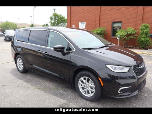 Used 2023 Chrysler Pacifica Touring-L FWD image 1