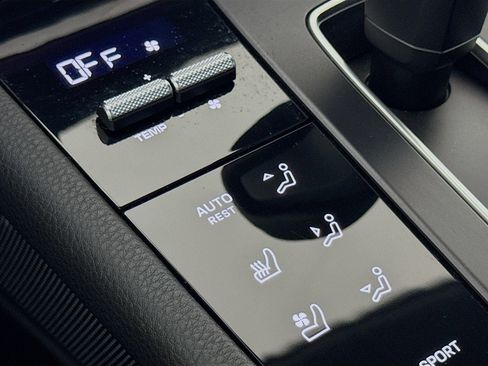 Certified 2024 Porsche Macan AWD/4WD image 21