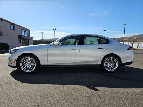 New 2025 BMW 530i xDrive image 3