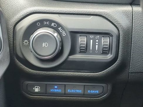 Used 2022 Jeep Wrangler Unlimited Sahara AWD/4WD image 26