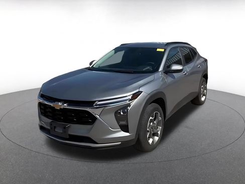 Used 2025 Chevrolet Trax LT FWD image 6