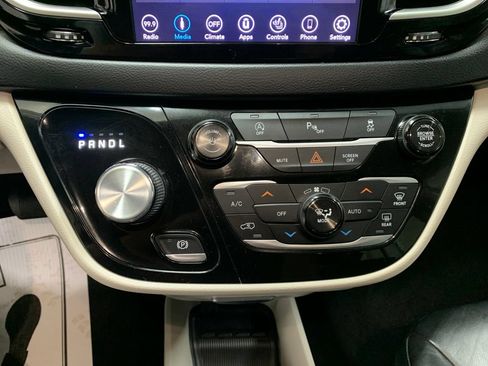 Used 2018 Chrysler Pacifica Touring-L w/ Tire & Wheel Group FWD image 11
