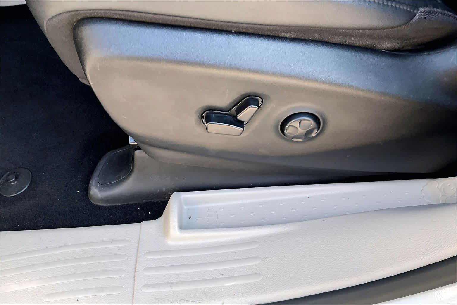 Used 2024 Chrysler Pacifica Touring-L FWD image 30