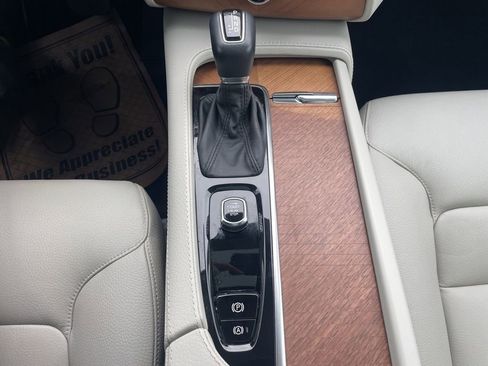 Used 2022 Volvo XC90 T6 Momentum image 37