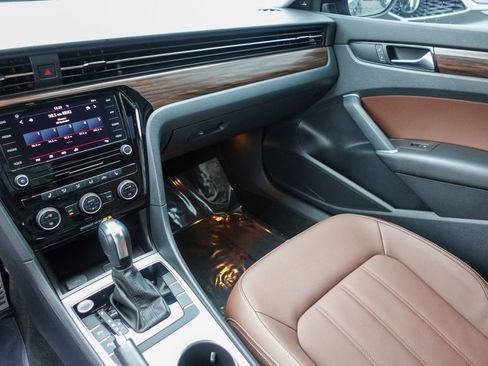 Used 2022 Volkswagen Passat 2.0T image 21