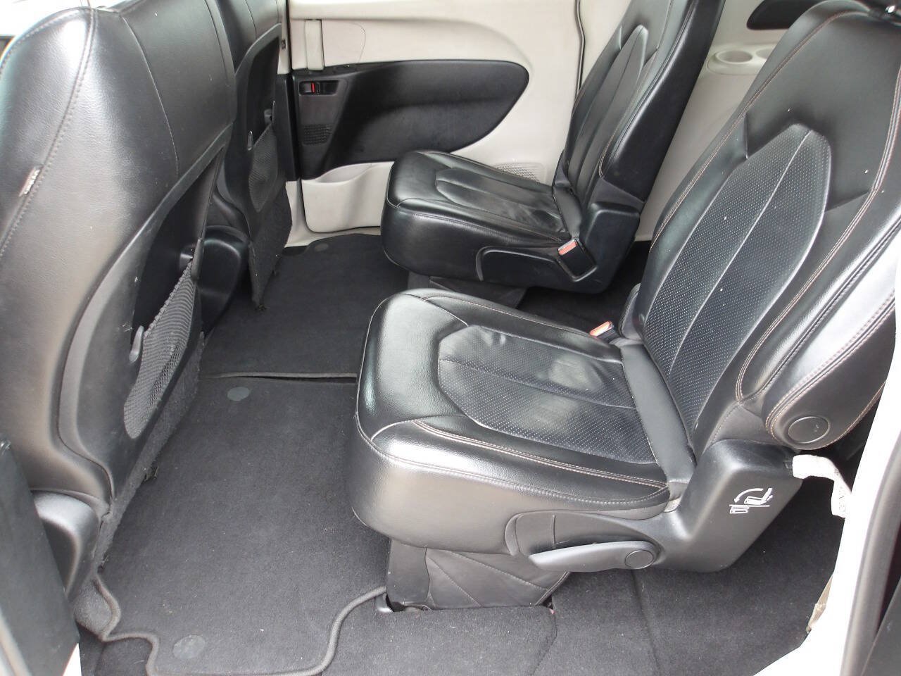 Used 2018 Chrysler Pacifica Touring-L FWD image 21