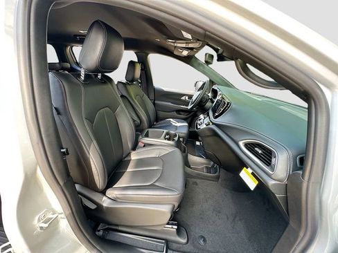New 2026 Chrysler Pacifica Select image 29