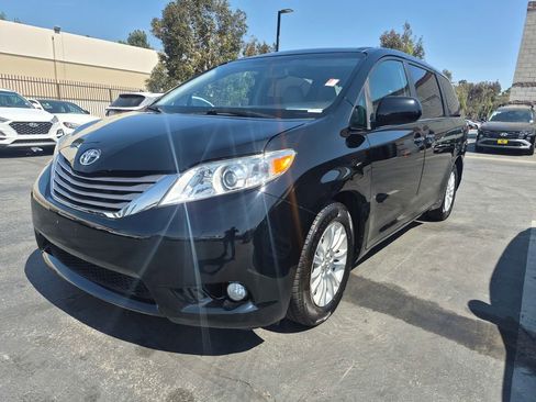 Used 2015 Toyota Sienna XLE w/ XLE Navigation Package FWD image 10