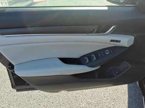Used 2018 Honda Accord Touring image 23