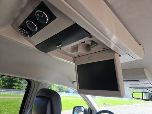Used 2016 Chrysler Town & Country Touring FWD image 10