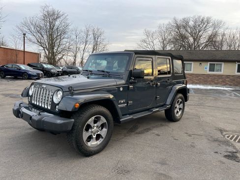 Used 2017 Jeep Wrangler Unlimited Sahara w/ Connectivity Group AWD/4WD image 22