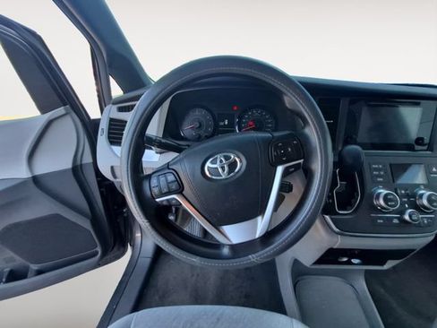Used 2017 Toyota Sienna LE FWD image 12