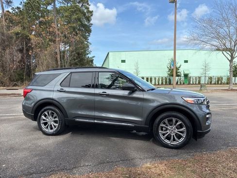 Used 2022 Ford Explorer XLT w/ Equipment Group 202A image 2