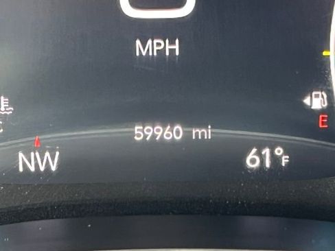 Used 2023 Chrysler Pacifica Touring-L FWD image 7