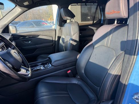Used 2024 Honda Pilot TrailSport image 3