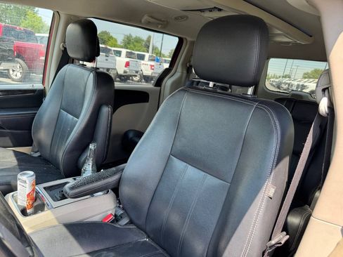 Used 2014 Chrysler Town & Country Touring FWD image 12